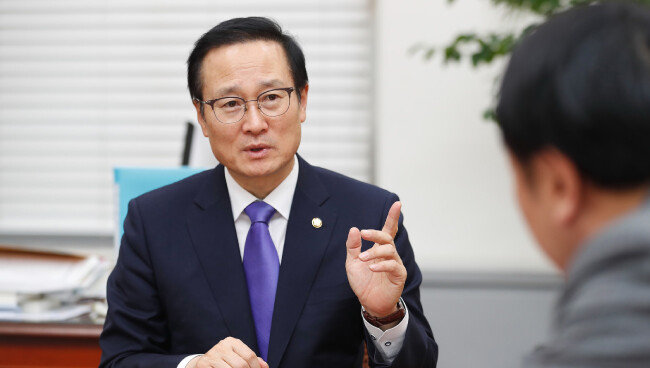홍영표 원내대표는 “소득주도성장이 순기능으로 작용하는 조짐도 있다”고 말한다. [김형우 기자]