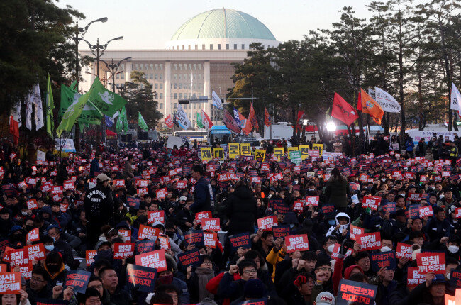 민노총을 비롯한 50여 개 단체가 모인 민중공동행동이 2018년 12월 1일 서울 영등포구 국회의사당 앞에서 주최 측 추산 1만5000명이 참여한 가운데 ‘2018 전국민중대회’를 열고 있다. [동아일보 장승윤 기자]