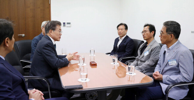 문재인 대통령이 2018년 7월 3일 오후 문화역서울284에서 열린 3·1운동 및 임시정부 수립 100주년 기념사업회 출범식에 앞서 김주영 한국노총위원장(오른쪽 첫 번째) 및 김명환 민주노총위원장(오른쪽 두 번째)과 면담을 가졌다. [동아DB]