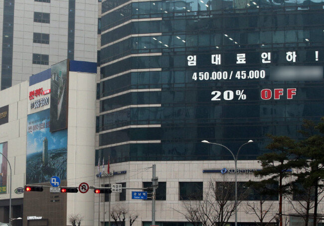 최근 임대료를 주변 시세의 절반 정도로 낮춘 서울 서초구의 한 고층 빌딩. [김경제 동아일보 기자]