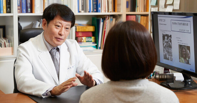 조정현 사랑아이여성의원 원장이 난임 환자를 상담하고 있다. [홍중식 기자]