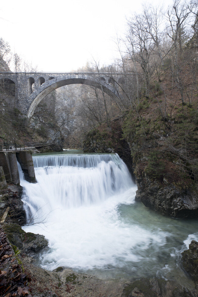 웅장한 물줄기가 폭포를 이룬다.