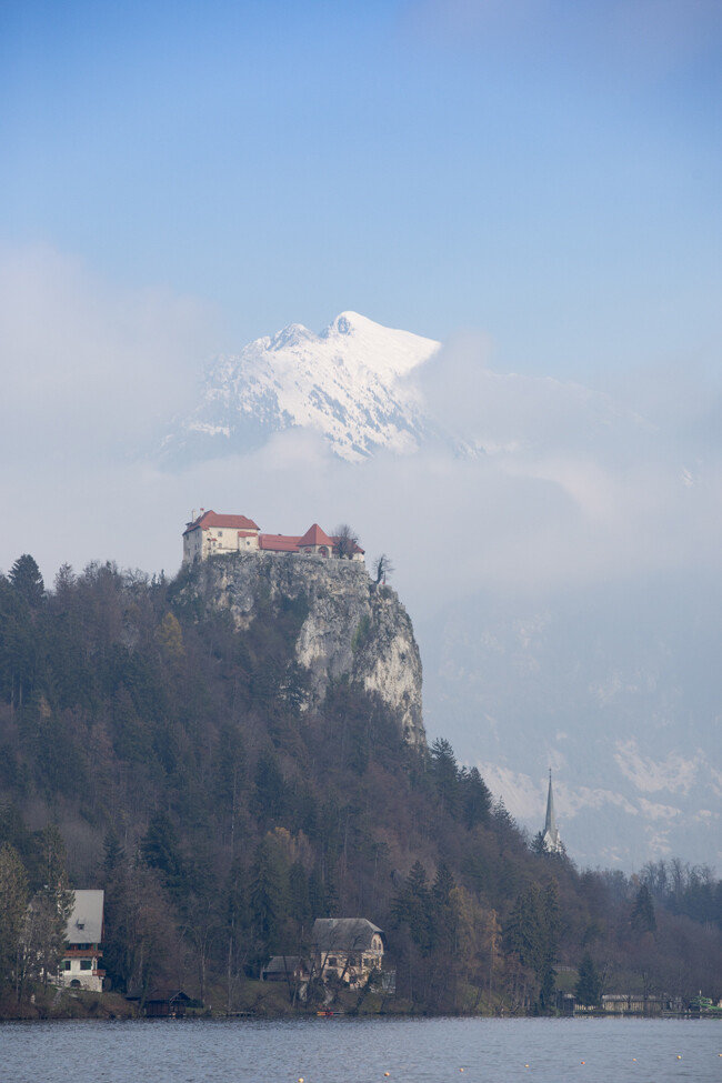 만년설에 덮인 산과 푸른 호수 사이 블레드 성이 절경을 이룬다.