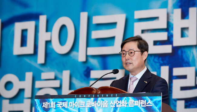 2018년 11월 21일 국회의원회관 대회의실에서 대한마이크로바이옴협회와 신동아 공동 주최로 ‘제1회 국제 마이크로바이옴 산업화 콘퍼런스’가 열려 안봉락 대한마이크로바이옴협회 회장이 기조연설을 했다. [김형우 기자]