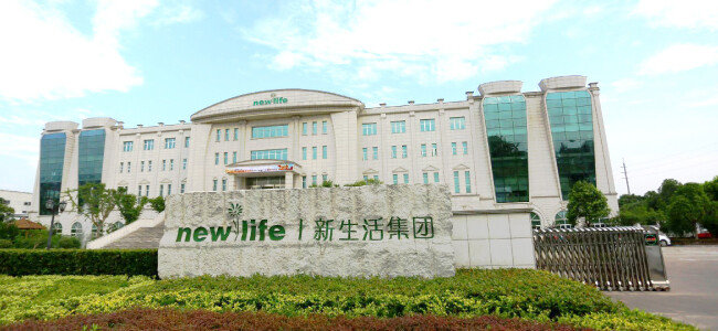 충북 영동 출신인 안봉락 회장은 1994년 중국에 진출해 화장품 제조 판매로 시작, 뉴라이프그룹을 연 매출 4조 원의 기업으로 키워냈다.