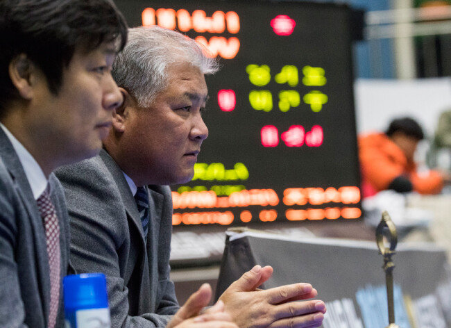 설창헌 콜핑 씨름단 단장이 여자 씨름 선수의 경기를 주시하고 있다.