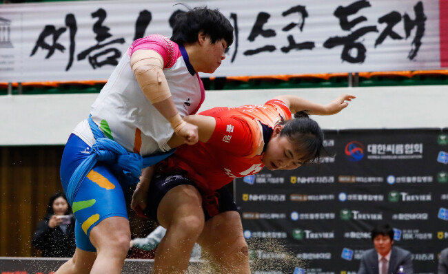 여자부 무궁화급 씨름왕 신유리(콜핑) 선수와 최희화(경기 안산시청) 선수의 박진감 넘치는 경기.
