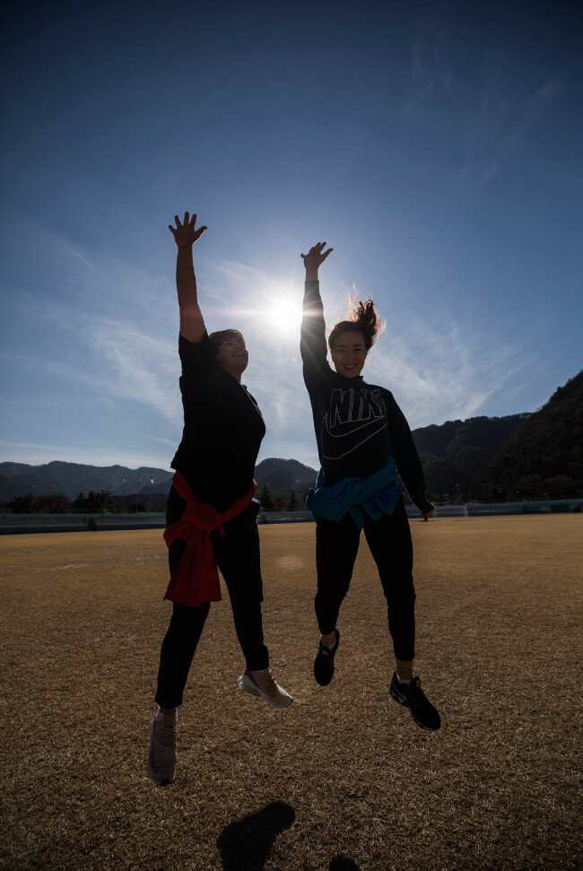경기 안산시청의 이연우(매화급 씨름왕, 오른쪽) 선수와 최희화(무궁화급 2위, 왼쪽) 선수가 ‘씨름의 영광과 재도약’을 염원하는 파이팅을 외치고 있다. 여자씨름의 전국체전 종목 채택은 국내 씨름을 재차 북돋는 활력소이자 윤활유가 될 것으로 보인다.