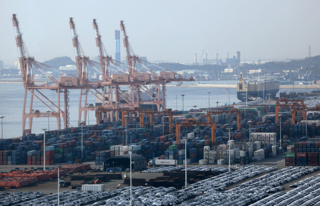 2018년 10월 25일 오후 경기도 평택항 수출 야적장에 자동차와 
컨테이너가 쌓여 있다. [뉴스1]