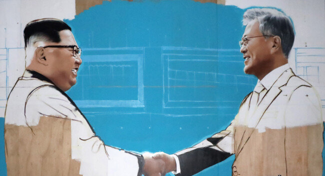 2018년 12월 7일 청와대 사랑채 앞에 문재인 대통령과 김정은 북한 국무위원장의 모습이 담긴 그림 작품이 설치됐다. [뉴시스]