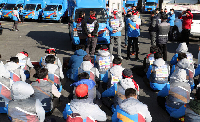 2018년 11월 23일 경남 창원시 진해구 풍호동 CJ대한통운 성산터미널 내에서 노동조합원들이 직영 배송차량을 막아서고 있다. 이날 CJ대한통운은 노조원들의 파업으로 배송이 원활하지 않자 본사 직영 배송차량과 대체인력을 투입했다. [뉴스1]