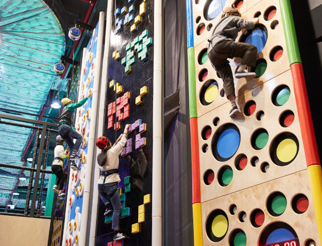동절기 스포츠로 각광받는 실내 클라이밍.