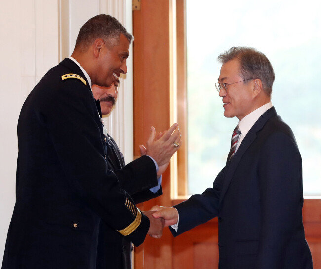 문재인 대통령이 2018년 11월 5일 청와대에서 이임을 앞둔 빈센트 브룩스 주한미군사령관과 악수하고 있다. [동아DB]