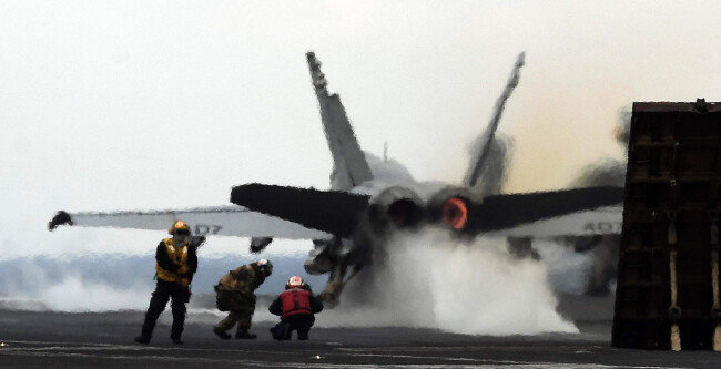 2017년 3월 14일 한미연합훈련인 독수리훈련과 키리졸브 훈련이 역대 최대 규모로 진행 중인 가운데 한반도 동남쪽 공해상 미 항공모함 칼빈슨호 갑판에 F/A-18 전투기가 이륙 준비를 하고 있다. [동아DB]