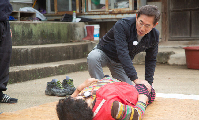 신규철 제일정형외과병원장이 TV방송 ‘엄마의 봄날’에 출연해 퇴행성 척추질환을 가진 고령의 환자를 진찰하고 있다. [제일정형외과병원 제공]