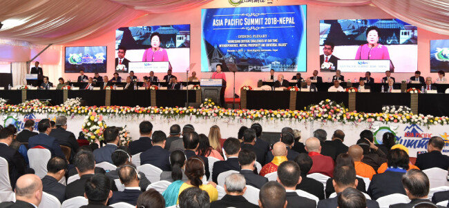 아웅산 수지 미얀마 국가고문 등 아시아·태평양 정치 지도자들이 2018년 12월 1일 아시아·태평양 서밋 개회식에서 한학자 가정연합 총재의 연설을 경청하고 있다.