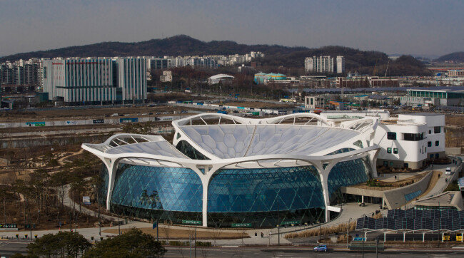 서울식물원 주제원 외관. 서울식물원은 열린숲, 주제원, 오수원, 습지원 등으로 구성돼 있다. 주제원은 다시 주제정원과 온실로 나뉘고, 온실은 열대관과 지중해관으로 구별된다.