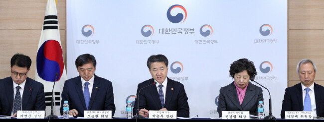 박능후 보건복지부 장관이 2018년 11월 20일 오후 서울 세종로 정부서울청사에서 지역사회 통합돌봄 기본계획을 발표하고 있다. [뉴스1]