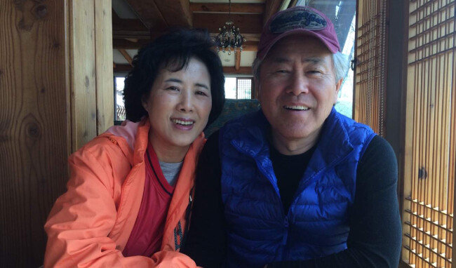 영원한 ‘장신 가드’ 강현숙 씨(왼쪽)와 그에게 자서전을 선물한 남편 김종완 전 국민체육진흥공단 상무이사.