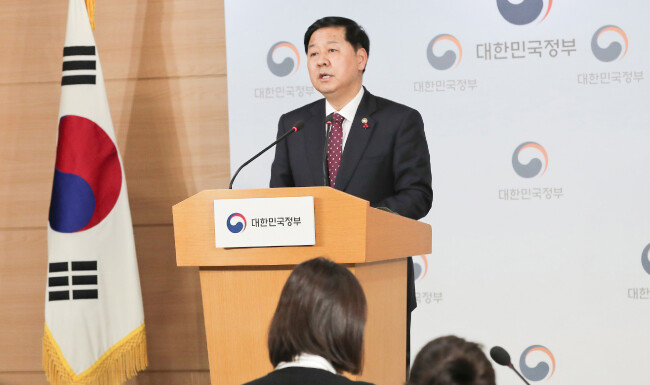 구윤철 기획재정부 2차관이 지난해 12월 31일 정부서울청사에서 KT&G 인사 개입 및 적자국채 발행에 대한 청와대 압력설에 대해 브리핑을 하고 있다. [원대연 동아일보 기자]