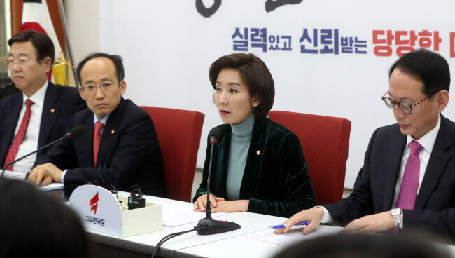 나경원 자유한국당 원내대표(오른쪽에서 두 번째)가 1월 8일 국회에서 열린 ‘사찰-조작-위선정권 진상규명 연석회의’에 참석, 발언하고 있다. [동아일보 장승윤 기자] 