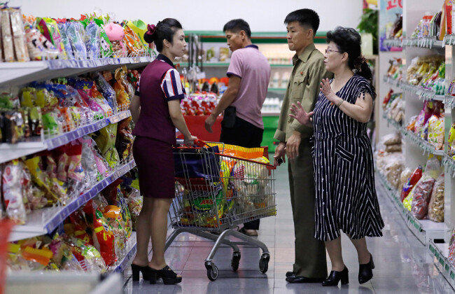 평양의 한 마트에서 시민들이 쇼핑을 하고 있다. [AP=뉴시스]
