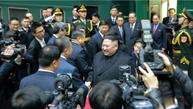 북한 노동신문은 1월 10일 김정은 국무위원장이 시진핑 중국 국가주석 초청으로 1월 7일부터 10일까지 중국을 방문한 사실을 보도했다. [노동신문]