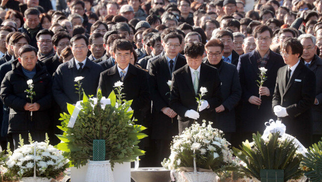 1월 1일 경남 김해시 봉하마을에서 유시민 노무현재단 이사장이 노건호 씨, 재단 회원들과 함께 노무현 전 대통령 묘소를 참배하고 있다. [박경모 동아일보 기자]