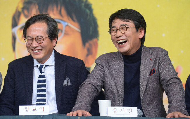 2017년 10월 26일 TV프로그램 제작발표회에서 웃고 있는 맛칼럼니스트 황교익과 작가 유시민. [김진환 동아일보 기자]