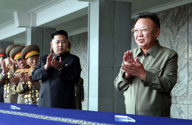 2010년 10월 10일 평양 시내에서 열린 조선노동당 창건 65주년 기념 군 퍼레이드를 참관한 김정일·정은 부자. [신화=뉴시스]