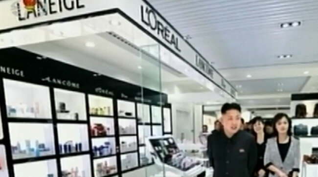 2013년 4월 북한 김정은 국무위원장(당시 노동당 제1비서)이 부인 이설주와 함께 개업을 앞둔 주민편의시설 ‘해당회관’ 시설을 둘러보고 있다. 김정은 위로 한국 화장품 ‘LANEIGE’ 상표가 눈길을 끈다. 