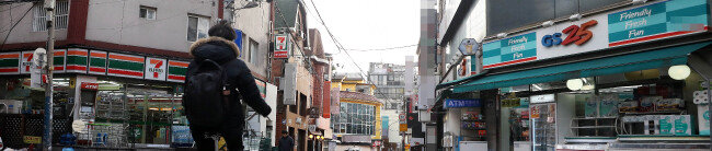 서울 도심 이면도로를 사이에 두고 마주한 편의점. [뉴시스]