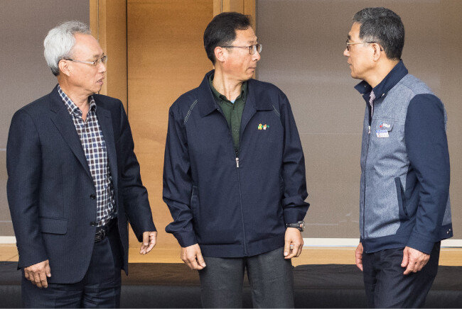 문성현 경제사회발전노사정위원장(왼쪽)이 2018년 4월 3일 서울 중구 대한상의에서 열린 제2차 노사정대표자회의에 앞서 김명환 민주노총 위원장(가운데), 김주영 한국노총 위원장과 대화하고 있다. [뉴스1]