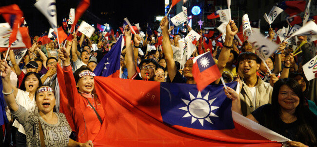 대만 지방선거가 치러진 2018년 11월 24일 가오슝 지역 시민들이 환호하고 있다. [AP]