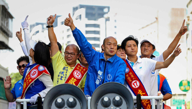 2018년 11월 21일 선거유세 중인 국민당 정치인 한궈위(가운데 점퍼 입은 사람). 한궈위는 대머리로 가오슝을 밝히겠다고 하는 등 톡톡 튀는 유세로 유권자의 마음을 사로잡았다. [AP]