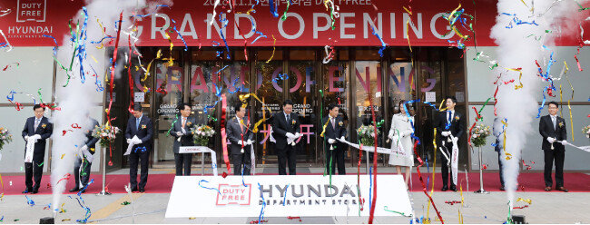 2018년 11월 1일 오전 서울 강남구 현대백화점면세점 무역센터점에서 열린 현대백화점면세점 오프닝 세리머니에서 정지선 현대백화점그룹 부회장(왼쪽에서 6번째)을 비롯한 내빈들이 테이프 커팅을 하고 있다. [뉴스1]