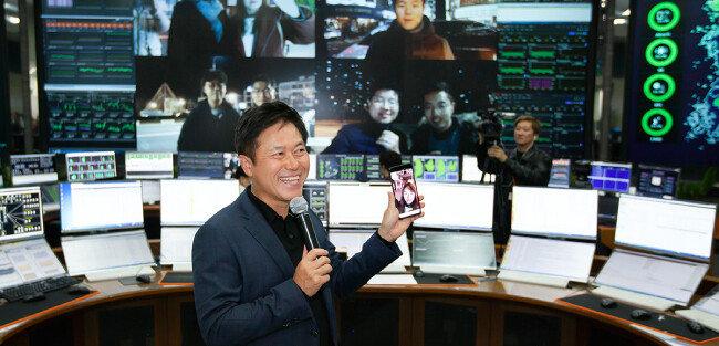 지난해 12월 1일 삼성전자 5G 스마트폰 시제품으로 통화를 하고 있는 박정호 SK텔레콤 사장. [사진 제공·SK텔레콤]