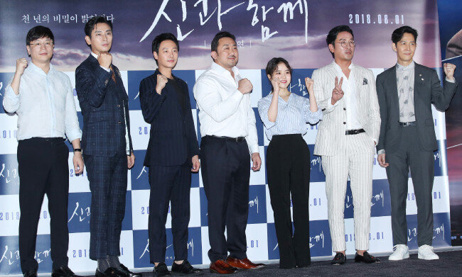 2018년 7월 24일 오후 서울 송파구 롯데시네마 월드타워에서 열린 웹툰 원작 영화 ‘신과 함께-인과 연’ 언론 시사회에 참석한 김용화 감독(왼쪽부터), 배우 주지훈, 김동욱, 마동석, 김향기, 하정우, 이정재가 포즈를 취하고 있다. [뉴스1]