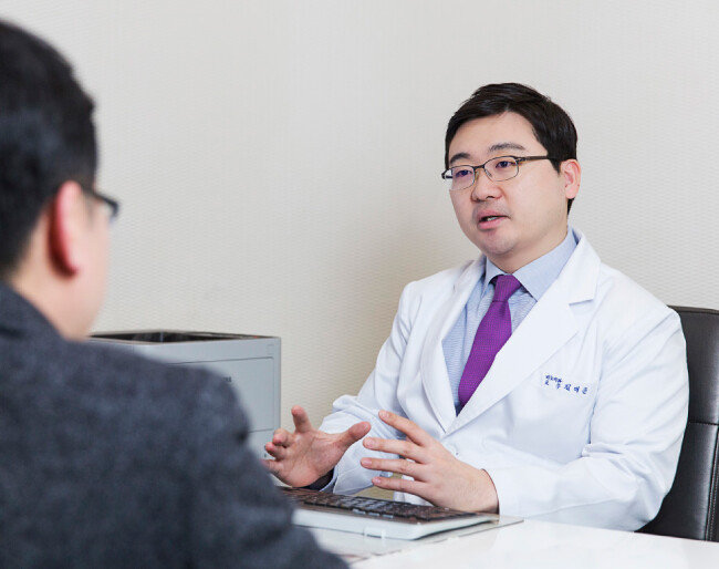 김대근 차여성의학연구소 서울역센터 교수가 남성 난임에 대해 상담하고 있다. [김도균 기자]
