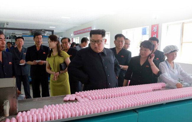 2018년 7월 김정은 국무위원장이 신의주화장품 공장을 방문해 제품의 질을 높일 것을 주문했다고 노동신문이 보도했다. 