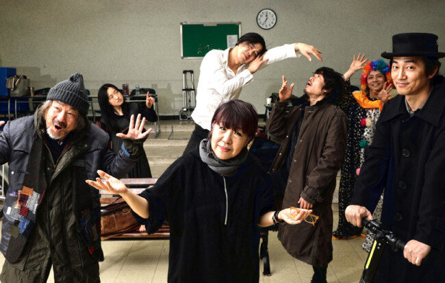 연출가 김아라(가운데)와 ‘노숙자’ 역을 맡은 정동환(왼쪽)이 배우들과 연습을 하고 있다. [박해윤 기자]