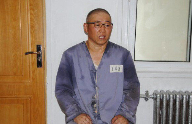 재일본조선인총연합회 기관지 ‘조선신보’가 2013년 7월 3일 공개한 캐네스 배 NGI 대표의 북한 억류 시절 모습. ‘조선신보’는 “5월 14일 교화소에 입소했으며 오전 6시에 기상해 오전 8시부터 오후 6시까지 콩씨를 뿌리고 거름 내기와 감자, 강냉이 등의 밭 김매기를 하고 있다”고 보도했다. [조선신보 홈페이지 캡처]