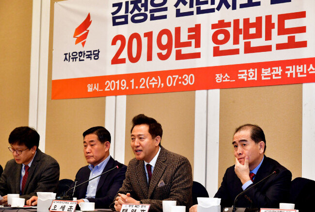 1월 2일 서울 여의도 국회 귀빈식당에서 열린 ‘2019년 한반도 정세 분석과 전망’ 토론회에서 오세훈 전 서울시장이 발언하고 있다. 오 전 시장 왼쪽으로 태영호 전 영국주재 북한공사가 앉아있다. [동아DB]
