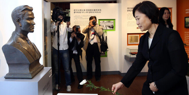 2015년 4월 29일 중국 상하이 훙커우구 루쉰공원에서 열린 ‘제83주년 윤봉길의사 의거 기념식 및 매헌기념관 재개관식’에서 윤주경 독립기념관장이 윤봉길 의사 흉상에 헌화하고 있다. [사진 제공·국가보훈처]