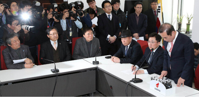 김병준 자유한국당 비상대책위원장이 2월 13일 국회를 방문한 광주 5·18 관련 단체 및 시민단체 대표단에게 사과하고 있다. [동아일보 양회성 기자]