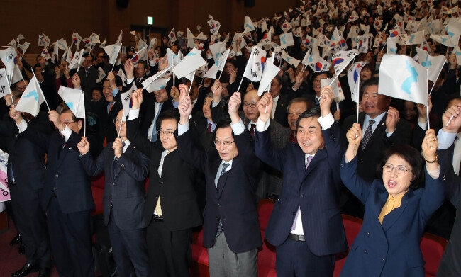 1월 22일 국회 의원회관에서 열린 ‘3·1운동, 임시정부100주년 특별위원회’ 출범식에서 이종걸 위원장(앞줄 오른쪽에서 두 번째), 이해찬 더불어민주당 대표(오른쪽에서 세 번째) 등 참석자들이 태극기와 한반도기를 흔들며 만세삼창을 했다. [양회성 동아일보 기자]