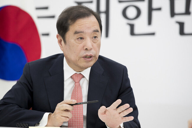 2월 13일 서울 여의도 국회 자유한국당 비상대책위원장실에서 ‘신동아’와 인터뷰 중인 김병준 자유한국당 비상대책위원장. / 사진=지호영 기자