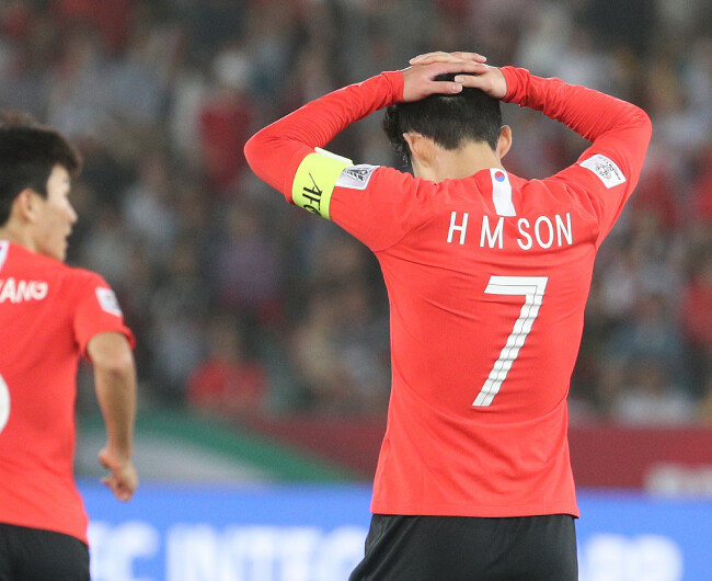 한국 축구대표팀 손흥민이 1월 25일(현지시간) 아랍에미리트연합(UAE) 아부다비 자예드 스포츠 시티 스타디움에서 열린 2019 아시아축구연맹(AFC) 아시안컵 8강 카타르와의 경기에서 득점에 실패 후 아쉬워하고 있다. [뉴스1]