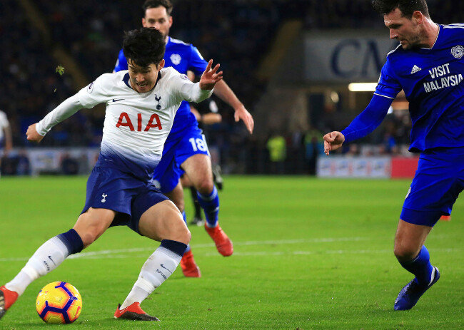 손흥민(왼쪽)이 1월 1일(현지시간) 영국 카디프시티 스타디움에서 열린 카디프시티와의 2018〜2019 잉글랜드 프리미어리그 21라운드 경기에서 팀의 3번째 골이 되는 슈팅을 시도하고 있다. [AP=뉴시스]
