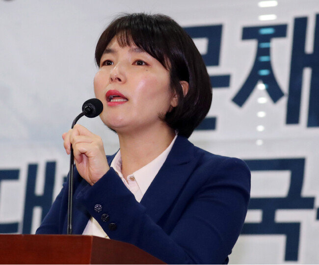 2018년 12월 17일 전희경 의원이 서울 여의도 국회 의원회관에서 열린 ‘2018-체제전쟁 대한민국, 사회주의 호에 오르는가’ 토론회에서 모두발언을 하고 있다. [뉴스1]